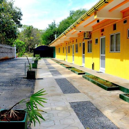 Sri Mayura Holiday Resort กตรคาม ภายนอก รูปภาพ