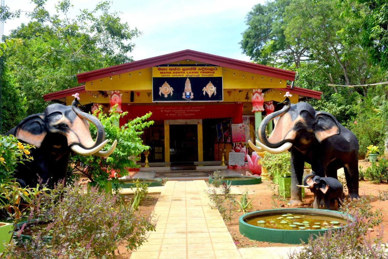 Sri Mayura Holiday Resort กตรคาม ภายนอก รูปภาพ